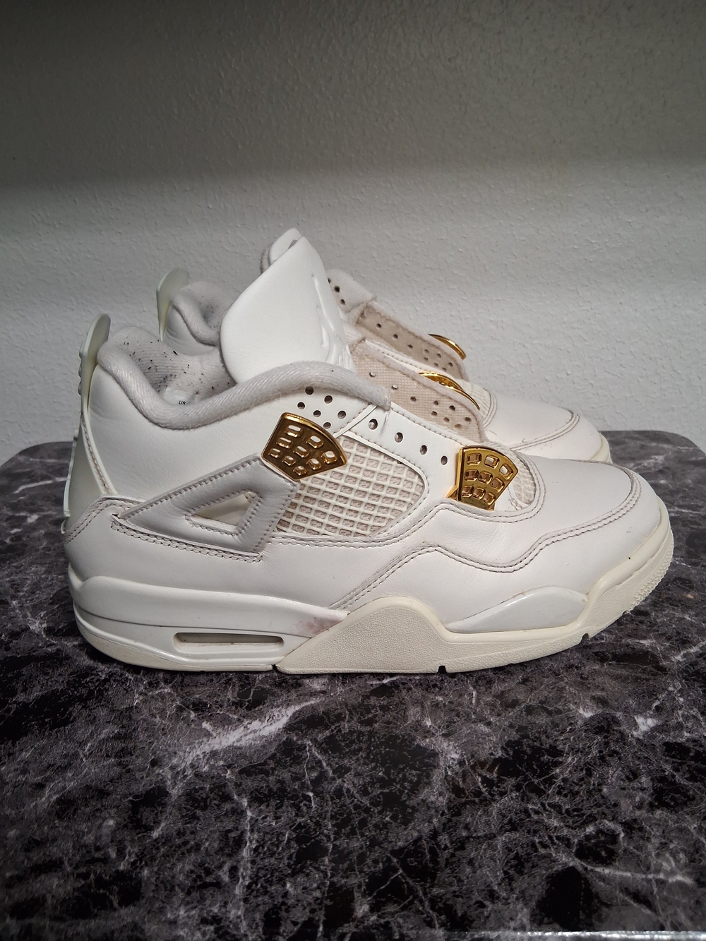 Boys Jordan 4 Metallic Gold  Sneakers Size 6.5(no shoe strings)